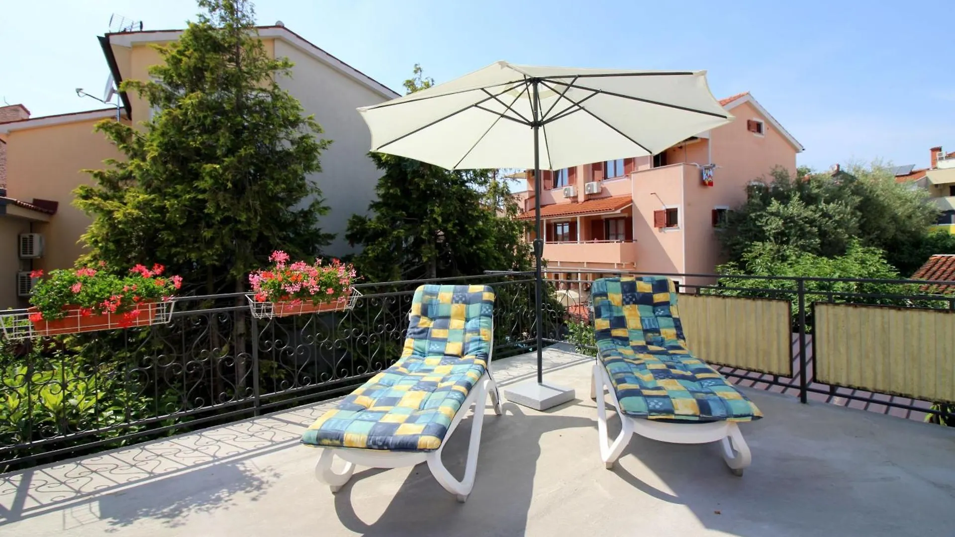 Ferienwohnung Gina Mit Terrasse, Grill Und Liegen Porec